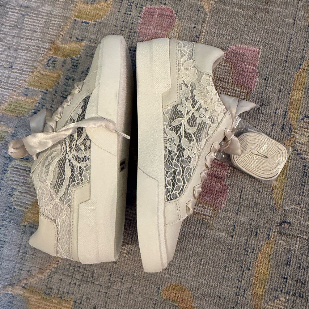 Dolce Vita Ivory Satin Lace Women's Sneakers 7.5 - Picture 2 of 8